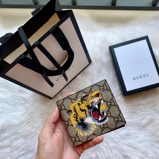 First bag ru GUCCI WALLET 0817